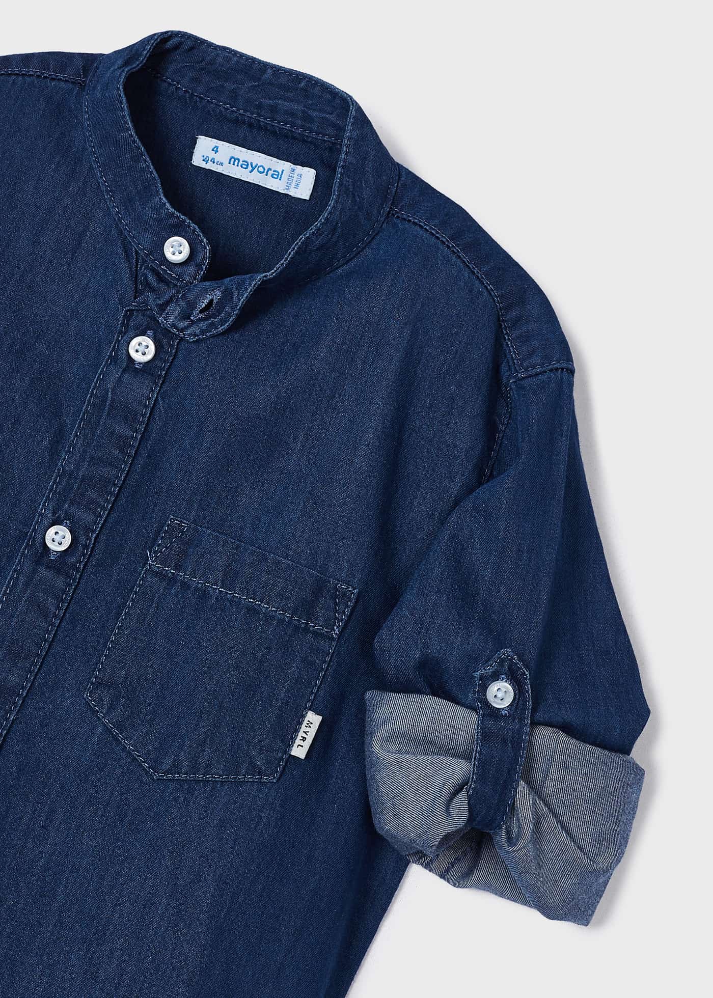Camisa de manga comprida com gola mandarim, feita com algodão sustentável para meninos.