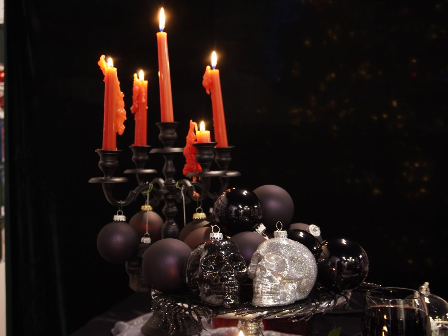 Glazen ornament in de vorm van een schedel, 10 cm, met zwarte en zilveren glitters, mondgeblazen en met de hand versierd, 2 stuks, kerstballen, kerstversieringen, kerstversieringen
