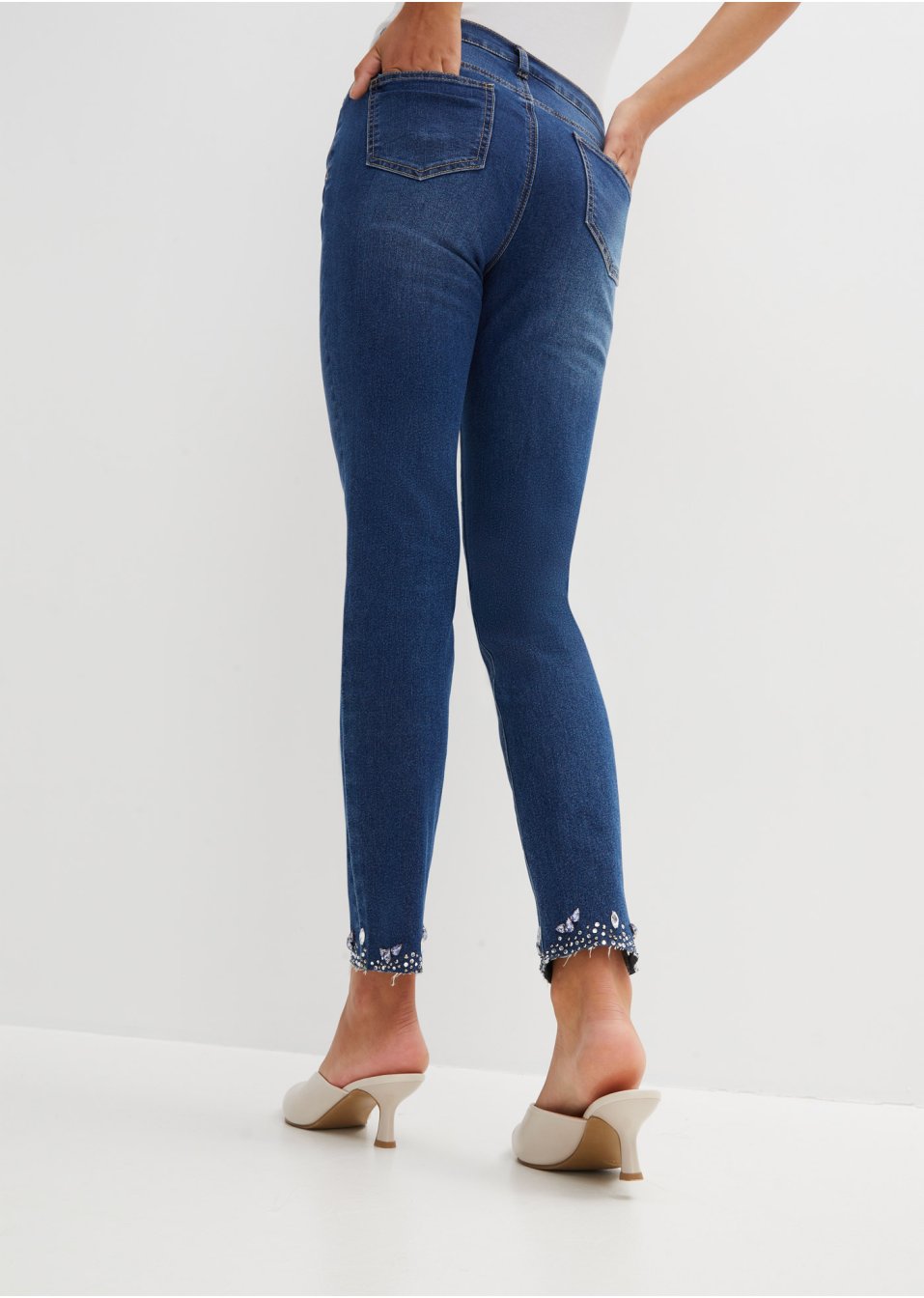Jean extensible avec strass appliqués