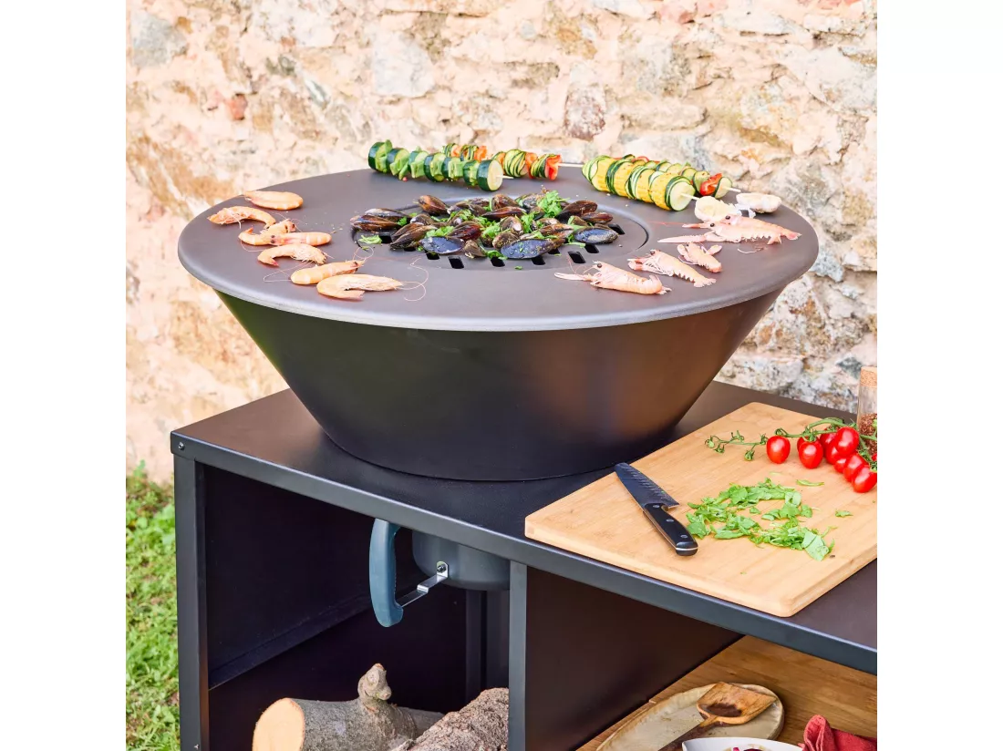 Brasero barbecue Ø80cm - Stromboli - coloris noir avec grille de cuisson et espace de rangement. L 138 x P 82 x H 114 cm