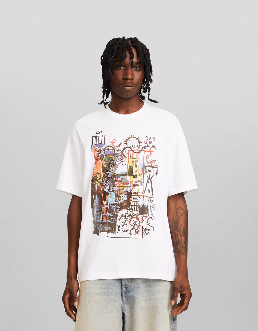 Camiseta de manga curta com modelagem quadrada e estampa inspirada em Jean-Michel Basquiat.