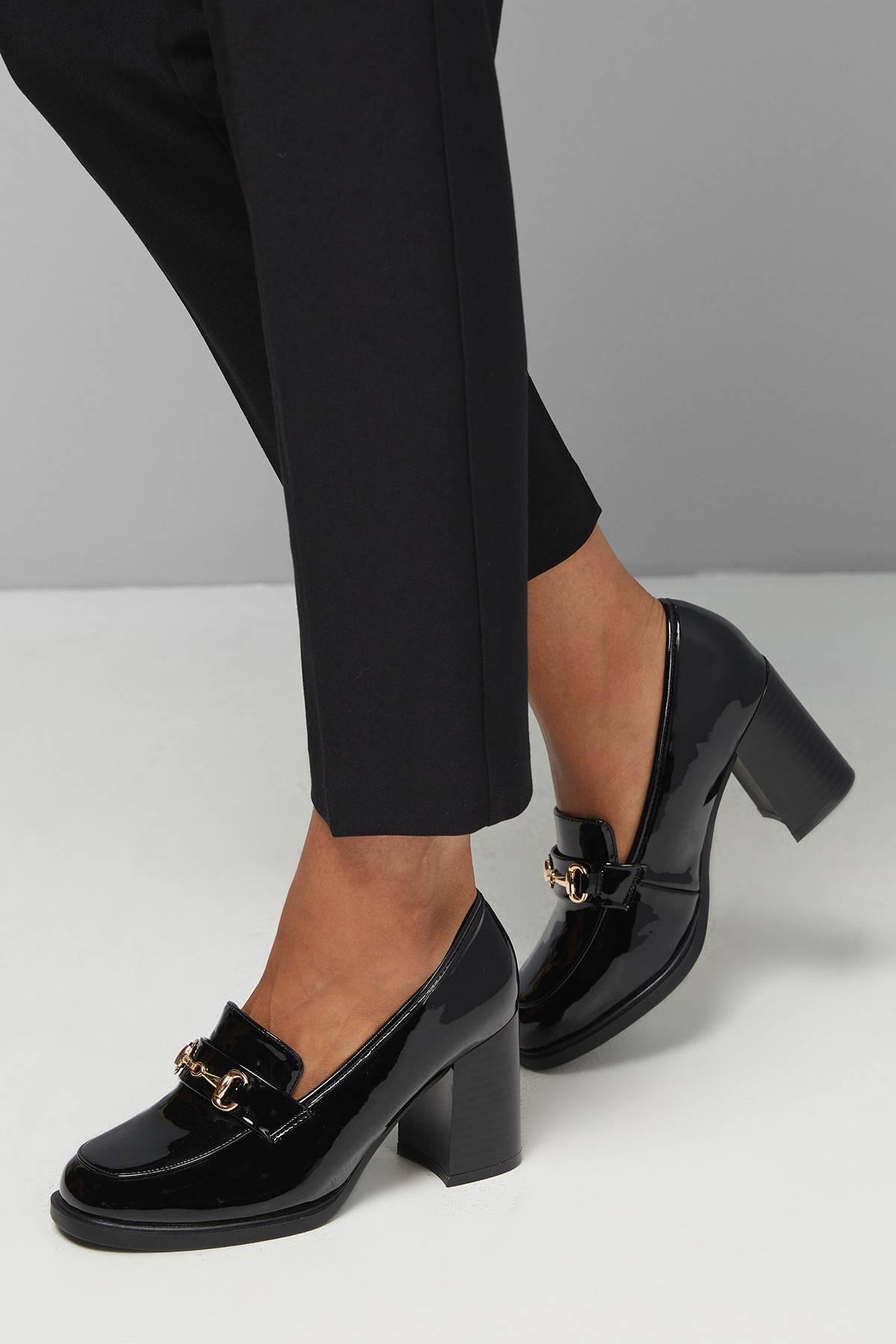 Wallis Mocassins à Talon Bloc Haut Daffie Coupe Large avec Ornement Mors