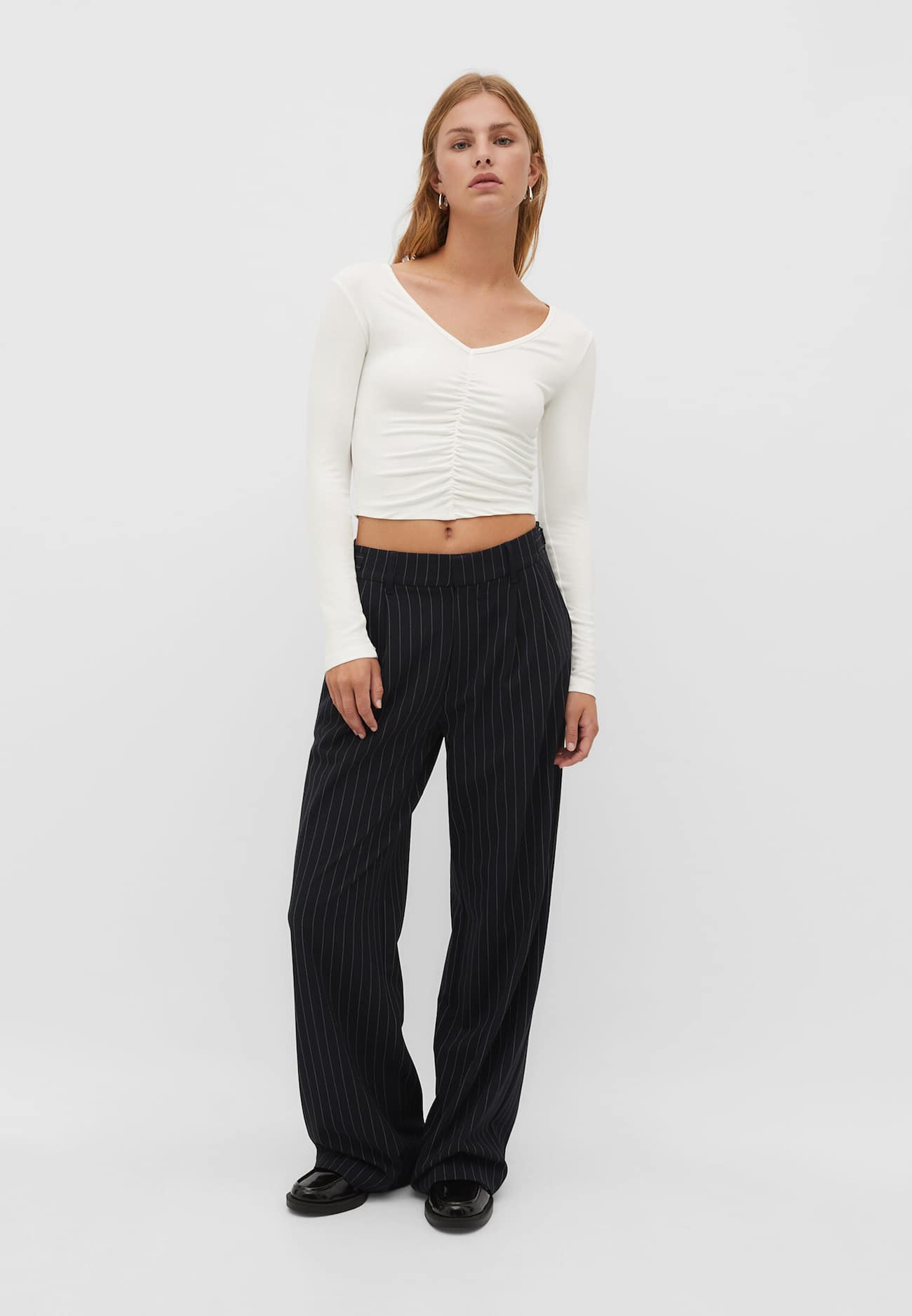 Blusa com decote em V franzido