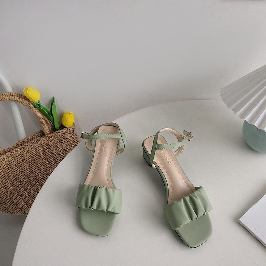 Queen Zoo - Geplooide enkelband sandalen met dikke hak