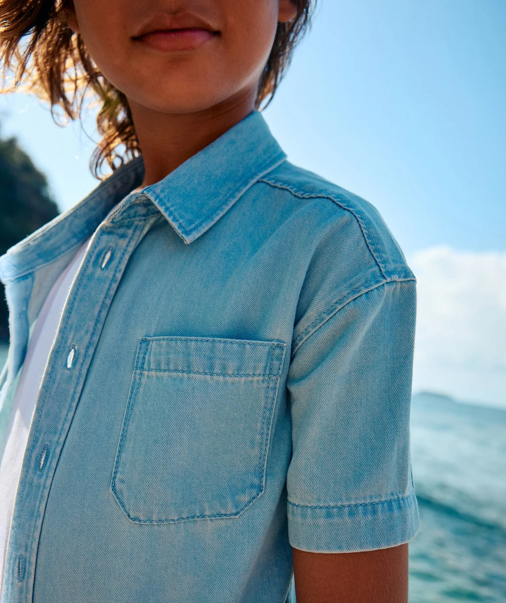 chemise manches courtes garçon à faible impact en denim bleu léger