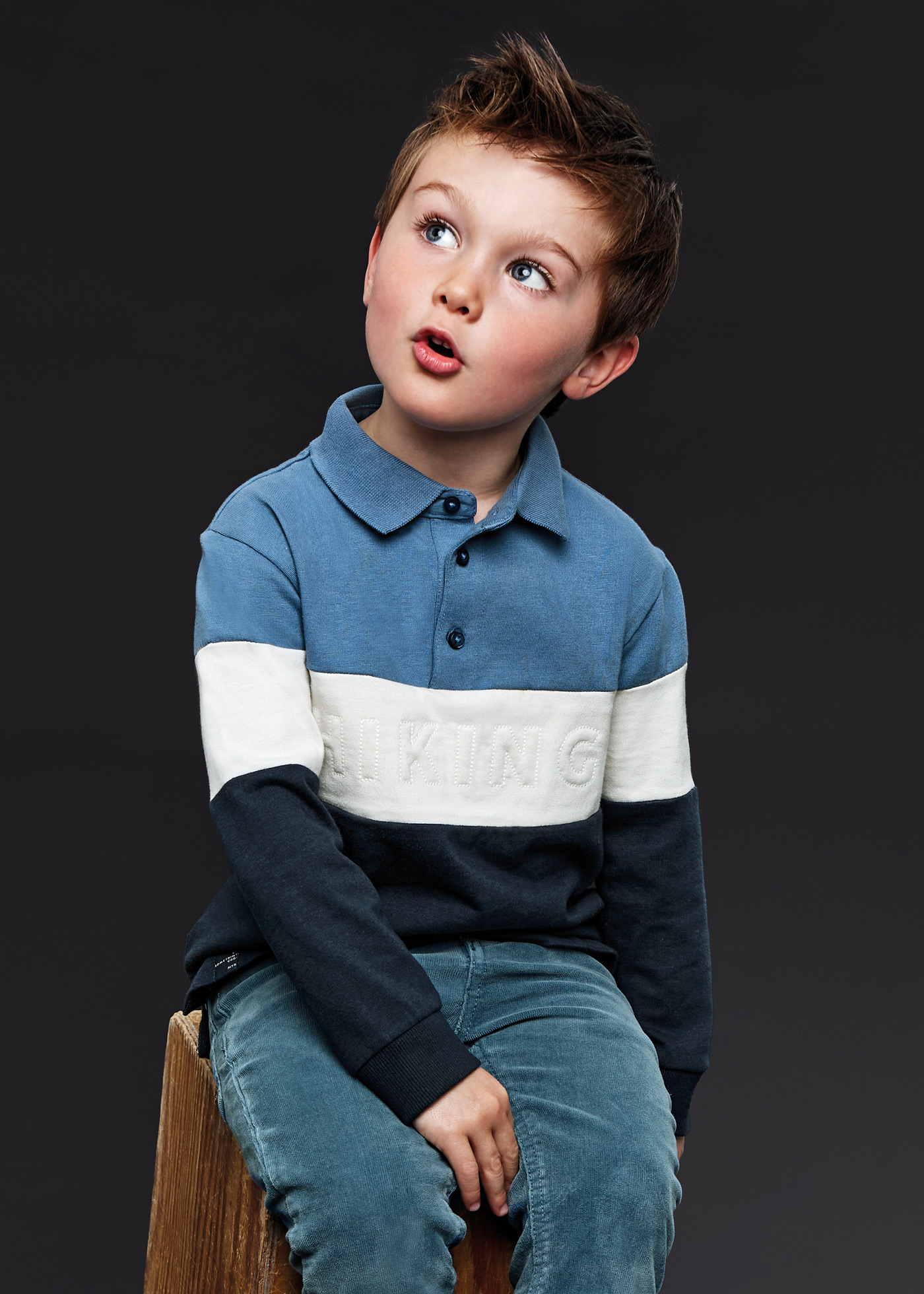 Polo infantil Better Cotton com blocos de cores