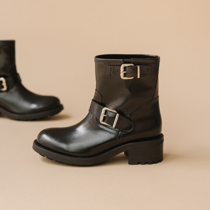 Boots à talons, semelles crantées et détails boucles argentées  cuir glacé noir