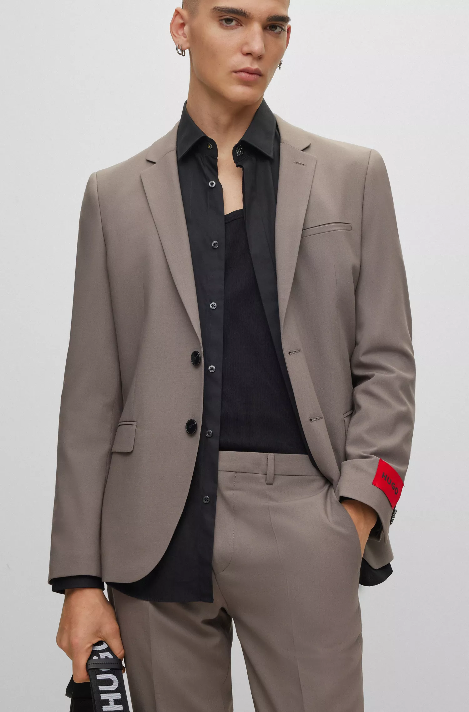 Camisa HUGO vermelha de corte moderno em popeline de algodão fácil de passar.