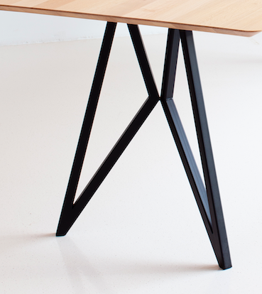 Studio HENK tafel Butterfly Rond Tripod - zwart frame, gerookte beits ⌀120 | Gerookte Beits | Verjongde Rand | Frame Zwart
