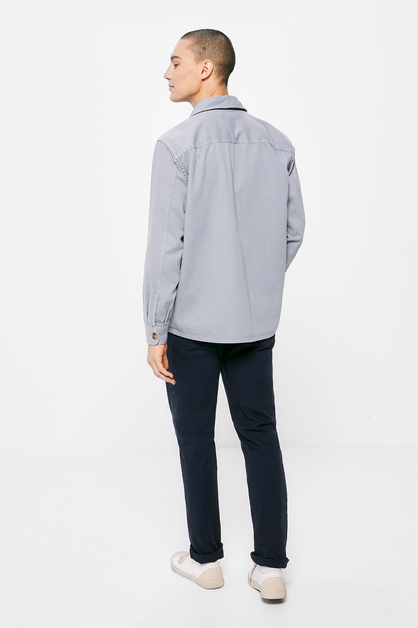 Calça de corte justo com 5 bolsos, cor azul escuro.