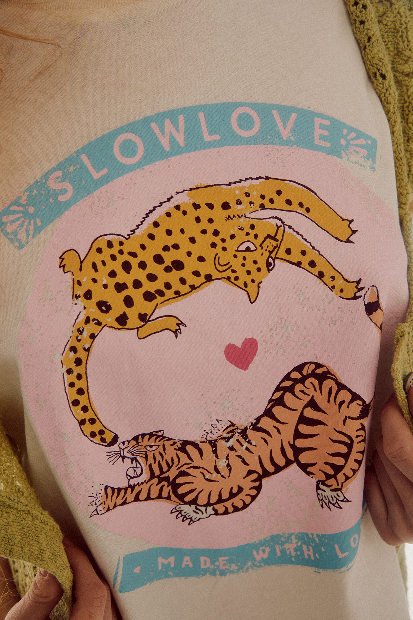 Camiseta com estampa gráfica - Amarela