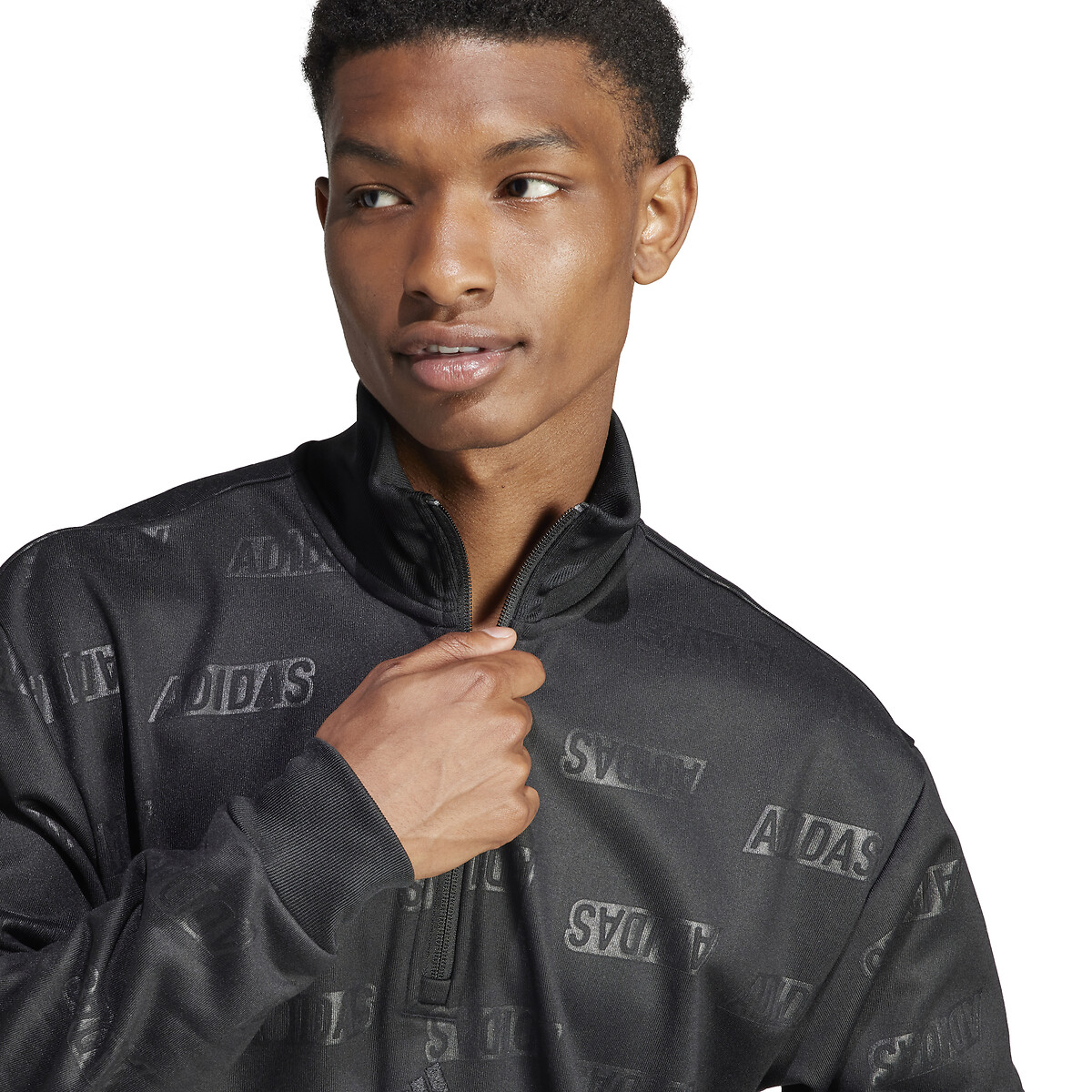 ADIDAS ROUPAS ESPORTIVAS<br>Suéter com gola alta e zíper, marca amada