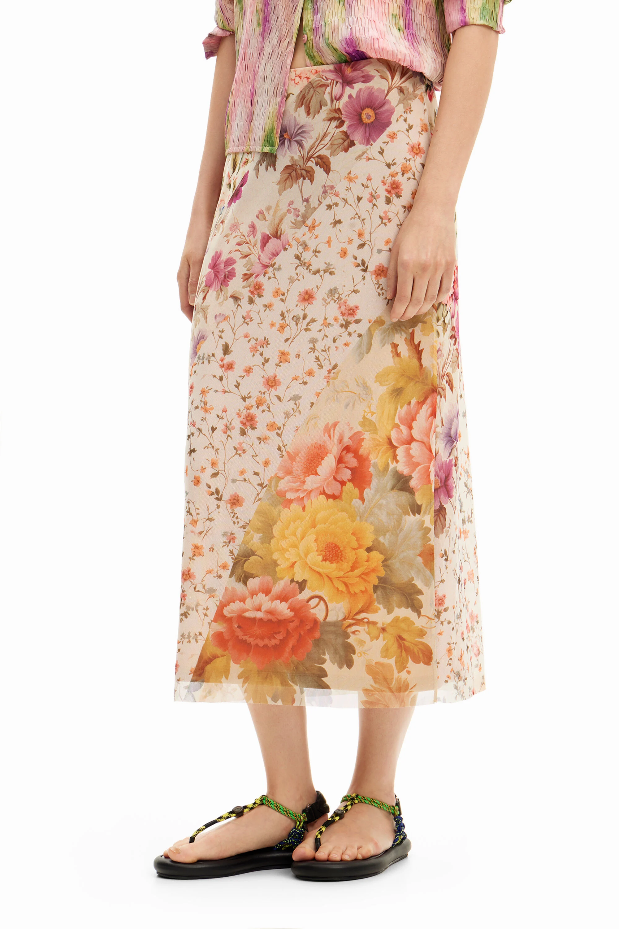 Saia midi com aplicações florais