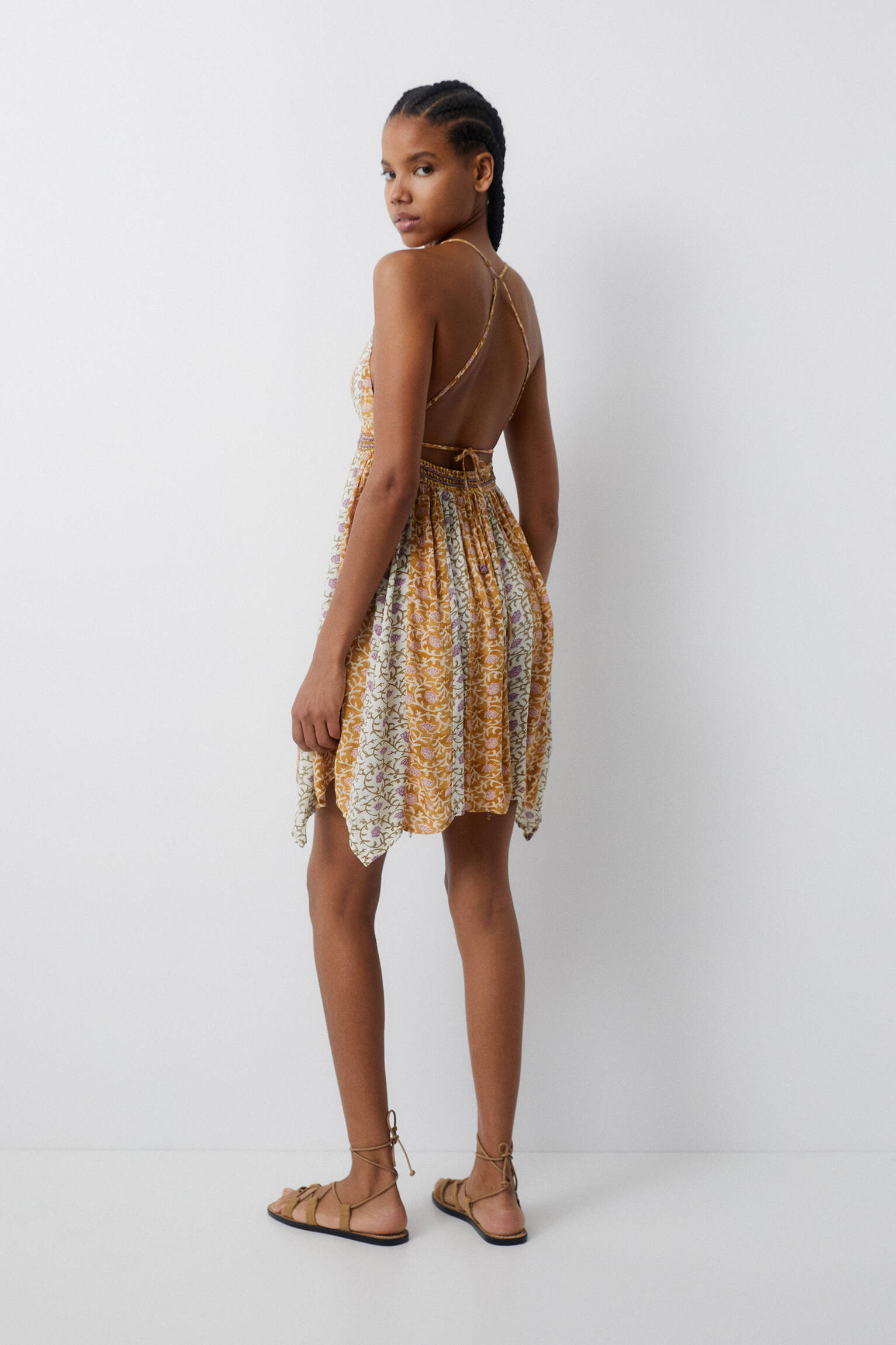 VESTIDO CURTO ESTAMPADO - BEGE