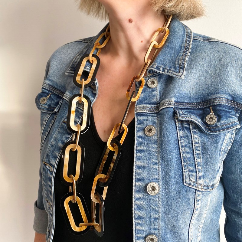 Collier long mailles bicolores noires et beiges