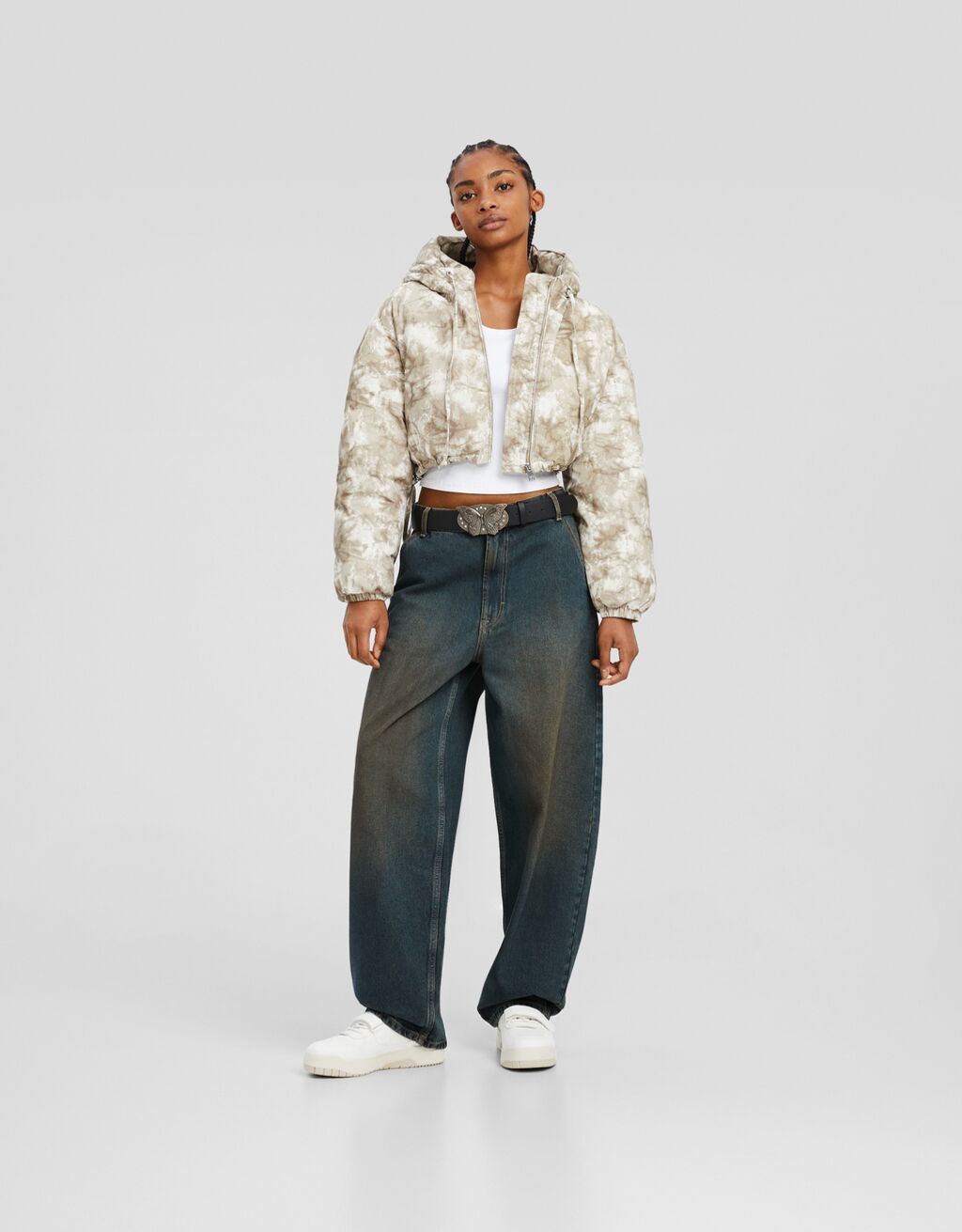 calça jeans estilo skater com efeito desbotado