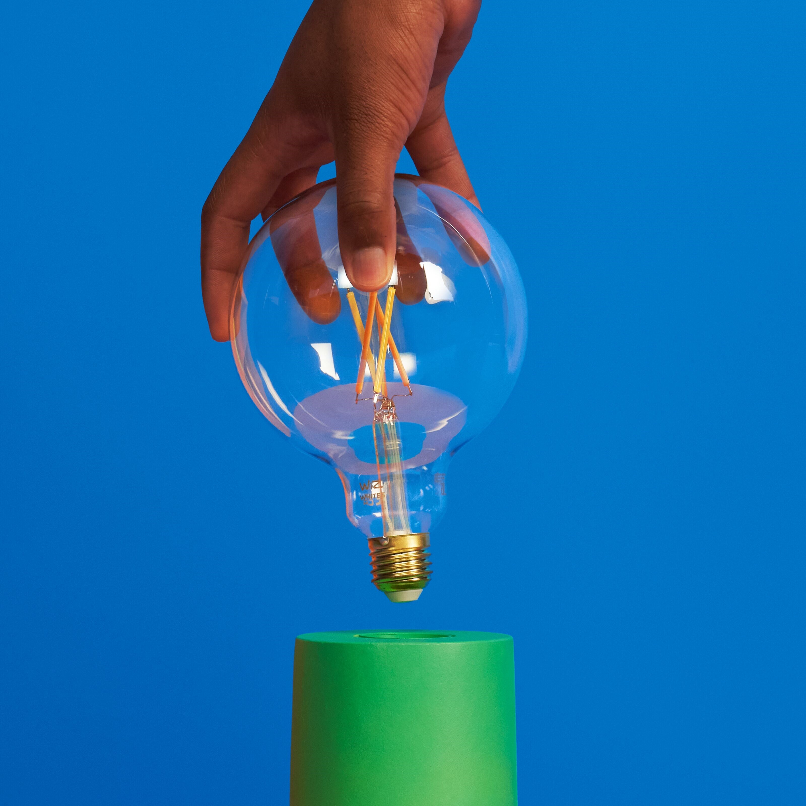 WiZ Clear Filament G95 Smart LED-pære E27 806 lm
