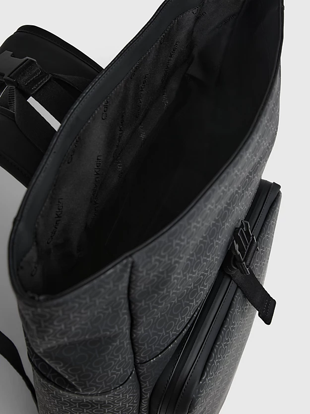Mochila com fecho de enrolar e logotipo.
