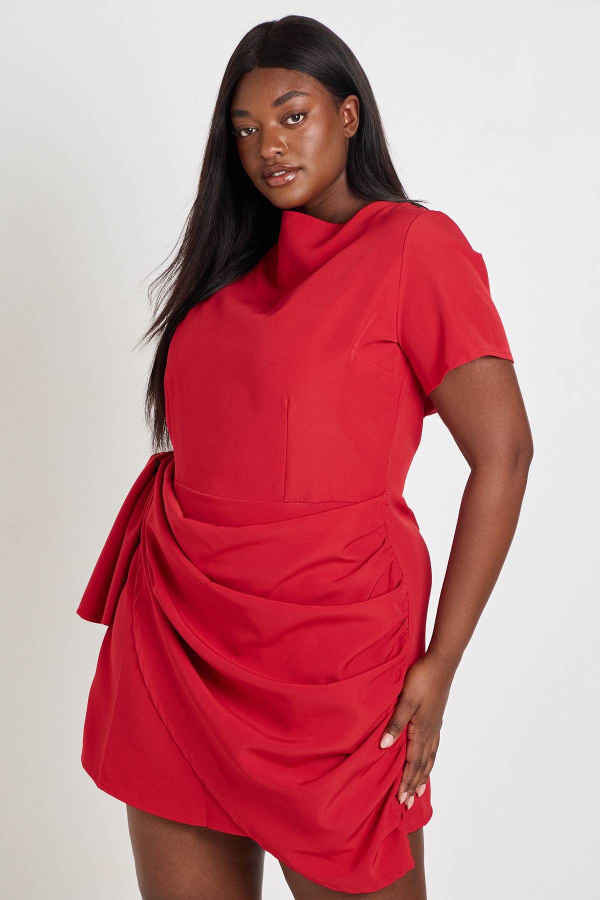 boohoo Robe Mini Ajustée À Drapé Frontal Grande Taille
