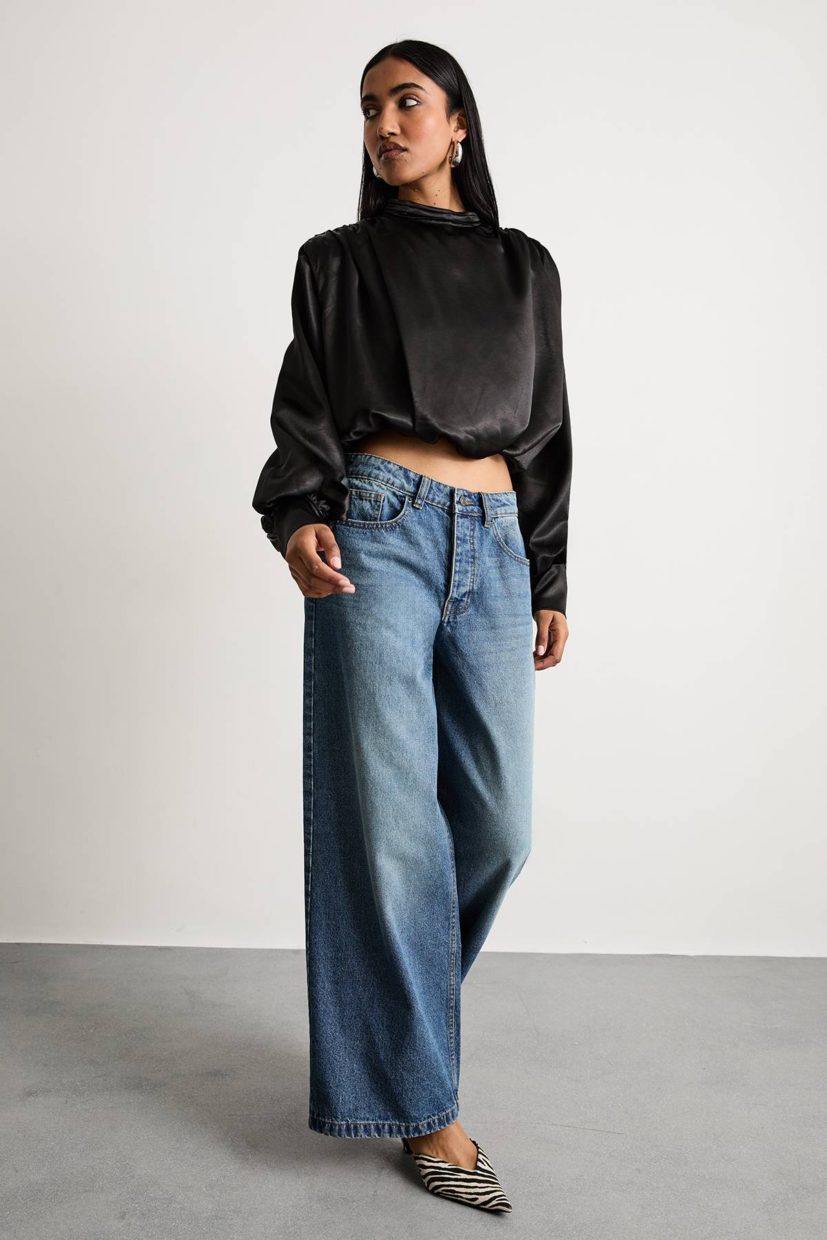 Warehouse Blouse en Satin Drapée à Épaules Extrêmes