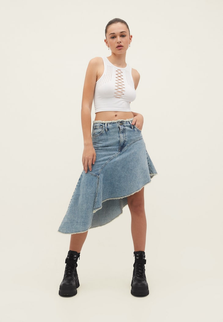 Saia jeans assimétrica com detalhe de babado