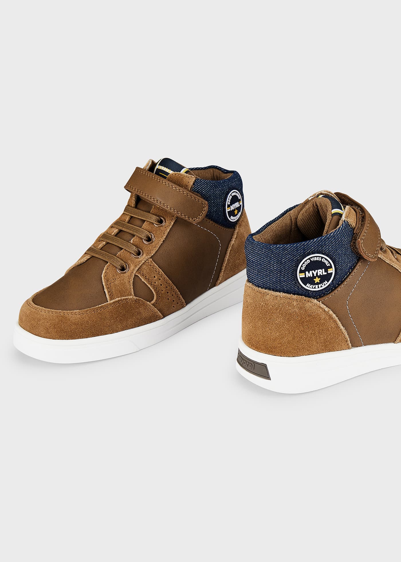 Bota esportiva de couro sustentável para meninos
