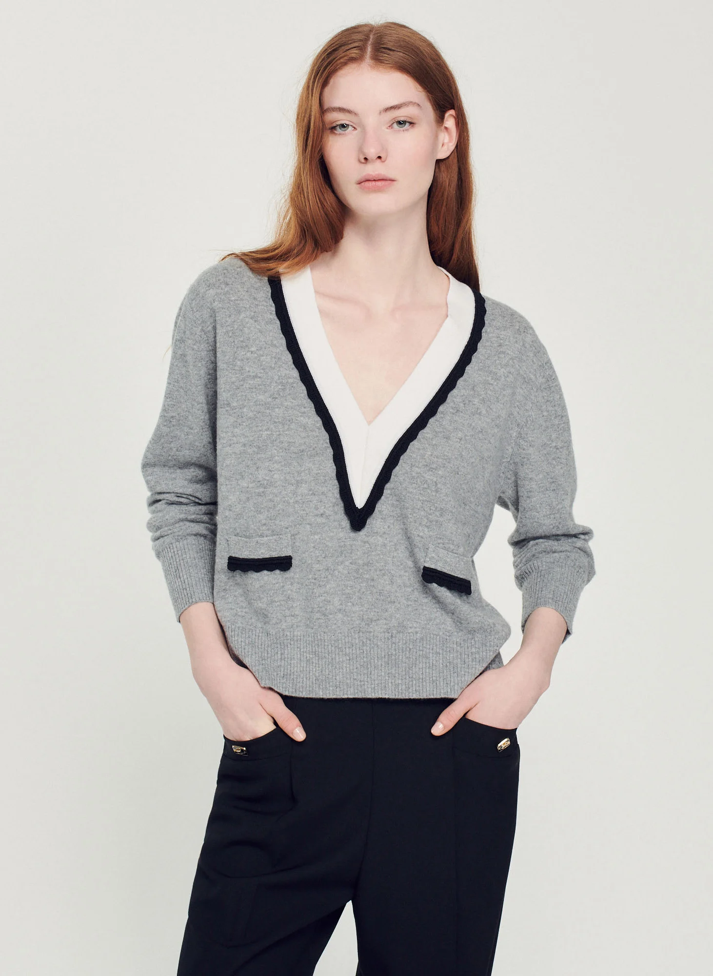 Pull col V contrasté en laine mélangée| Gris