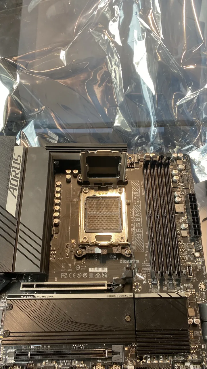 [OUTLET] - Gigabyte B650M AORUS ELITE AX - Bundkort - micro ATX - Socket AM5 - AMD B650 Chipset - USB 3.2 Gen 2, USB-C 3.2 Gen2, USB 3.2 Gen 1, USB-C 3.2 Gen 2x2 - 2.5 Gigabit LAN, Wi-Fi 6E, Bluetooth - onboard grafik (CPU påkrævet) - High Definitio