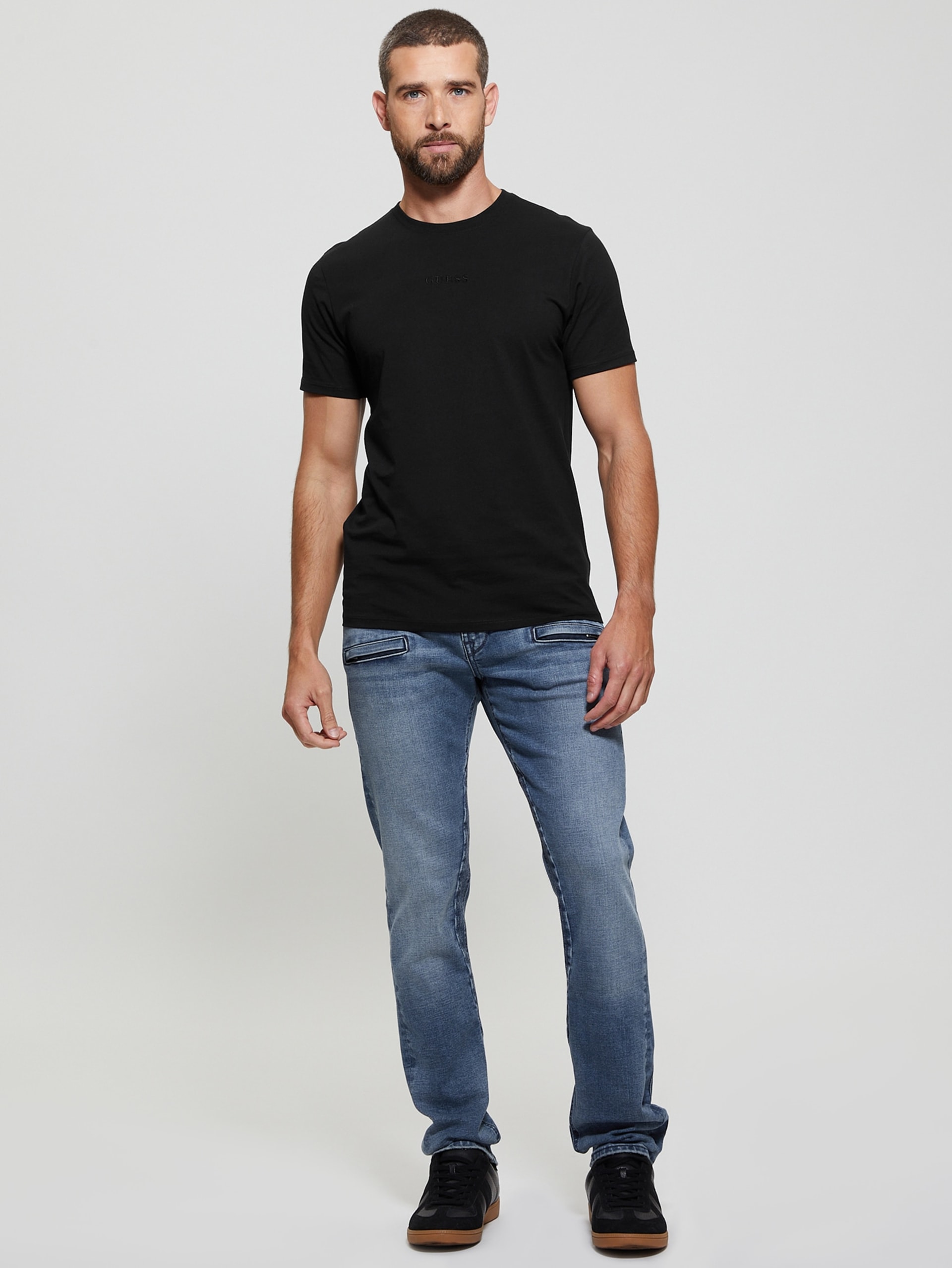 Camiseta com assinatura bordada