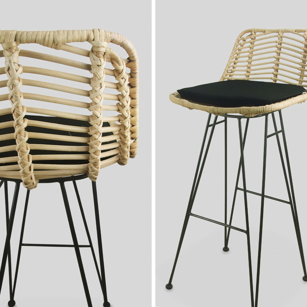 Deux tabourets de bar en rotin naturel et métal. Coussins noirs - cahya