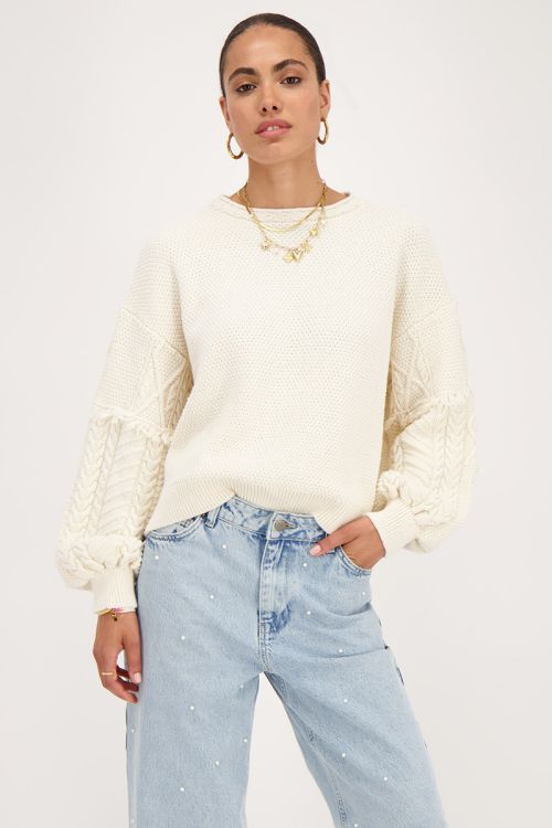 Beige trui met jacquard mouwen