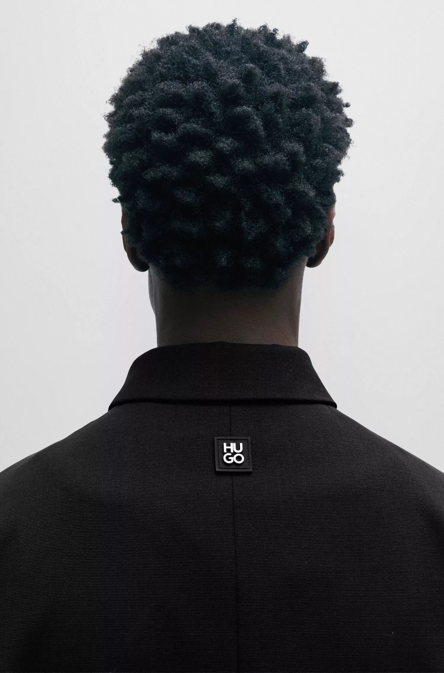 Terno HUGO vermelho, corte moderno, em lona estruturada de alta performance com elasticidade.