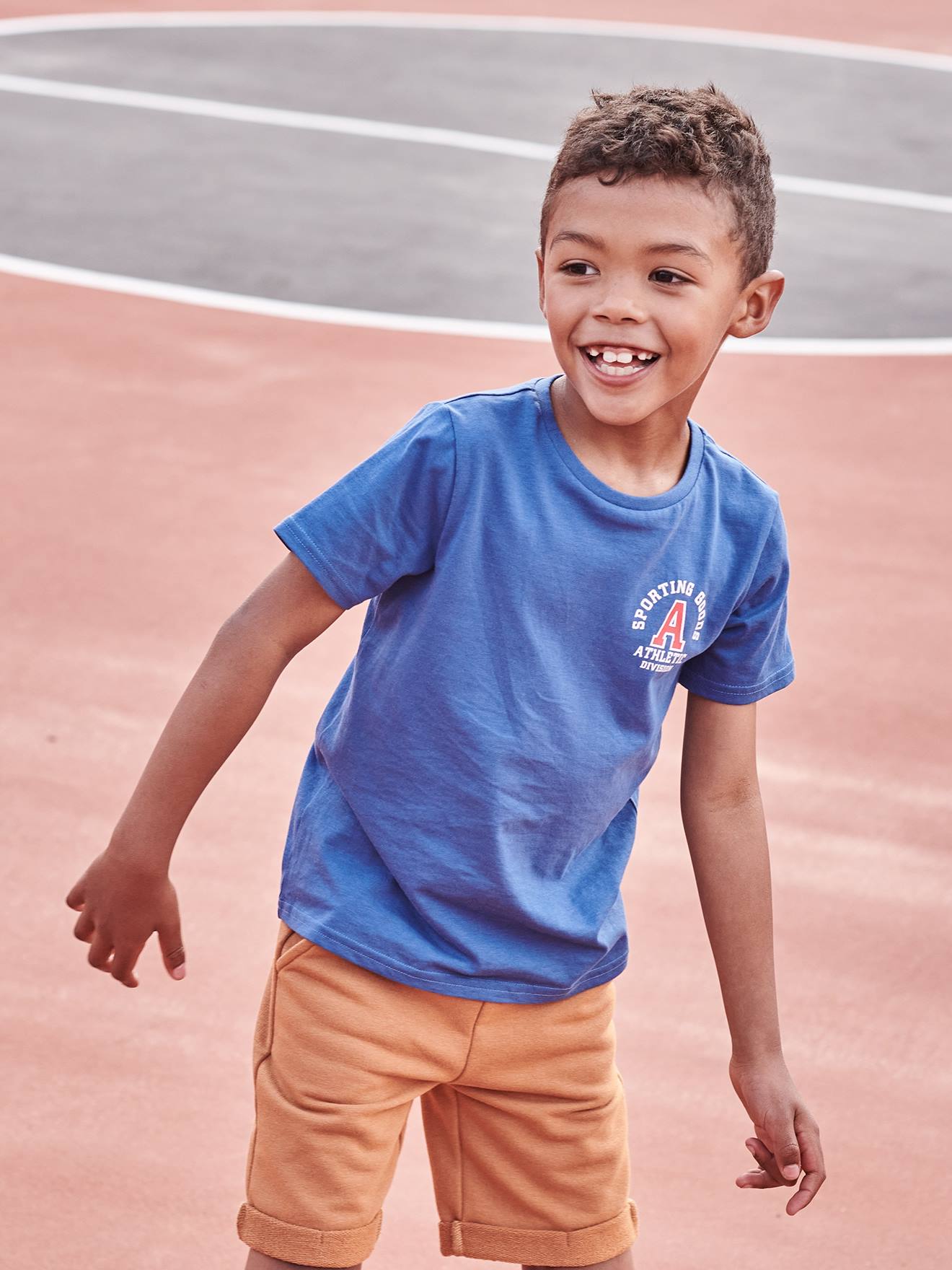 Camiseta esportiva azul-elétrica com estampas para meninos