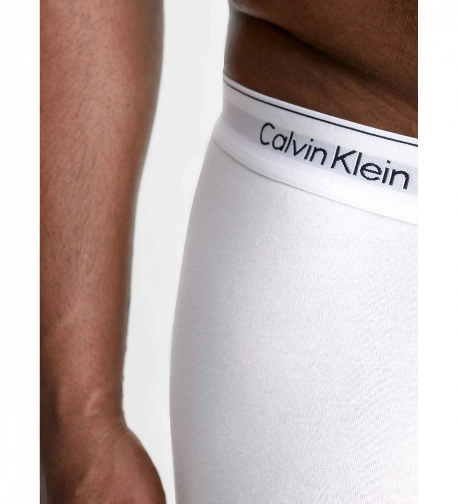 Pacote com 3 cuecas boxer Calvin Klein Plus nas cores preto, branco e cinza.