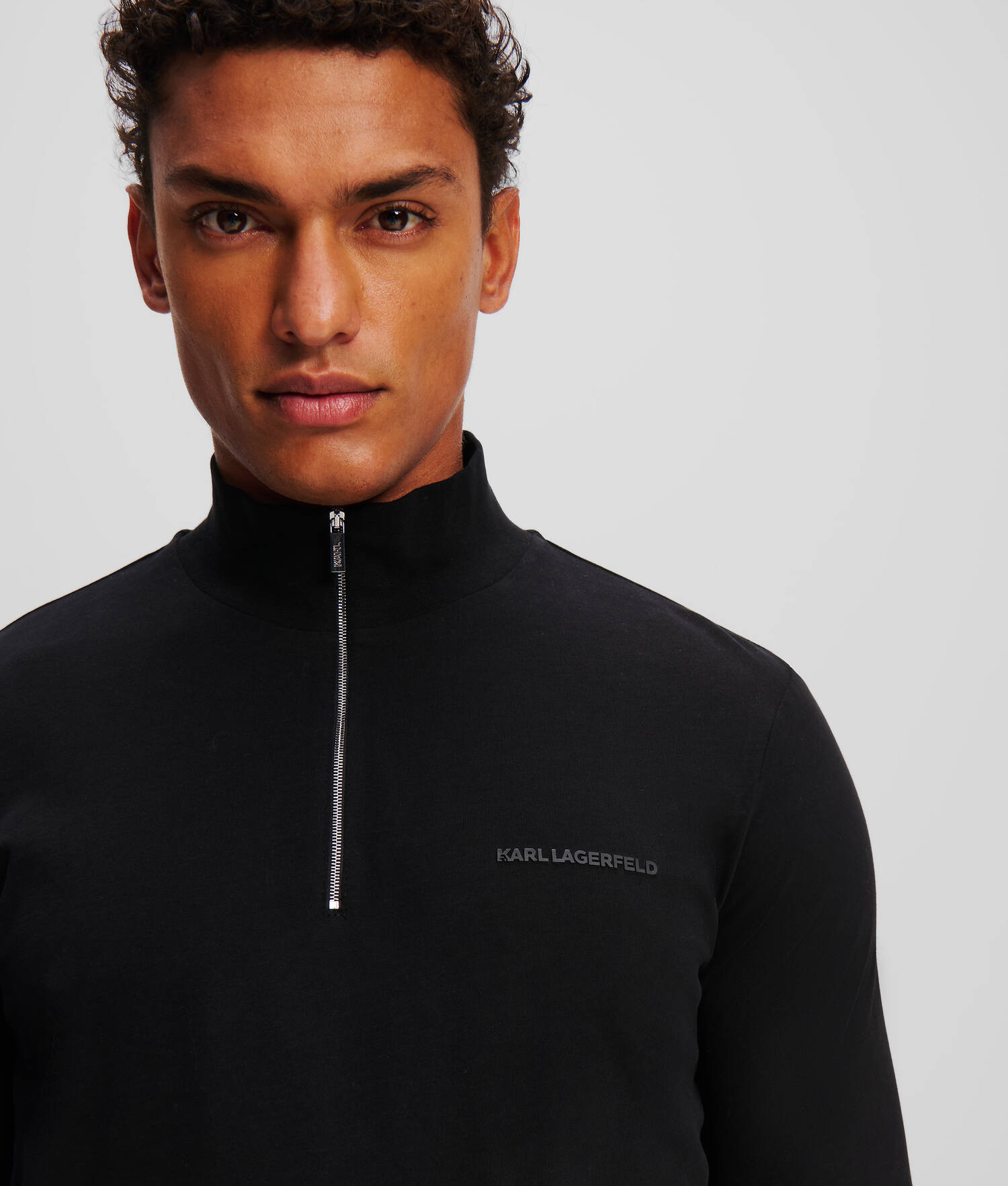 POLO À FERMETURE ZIPPÉE ET MANCHES LONGUES