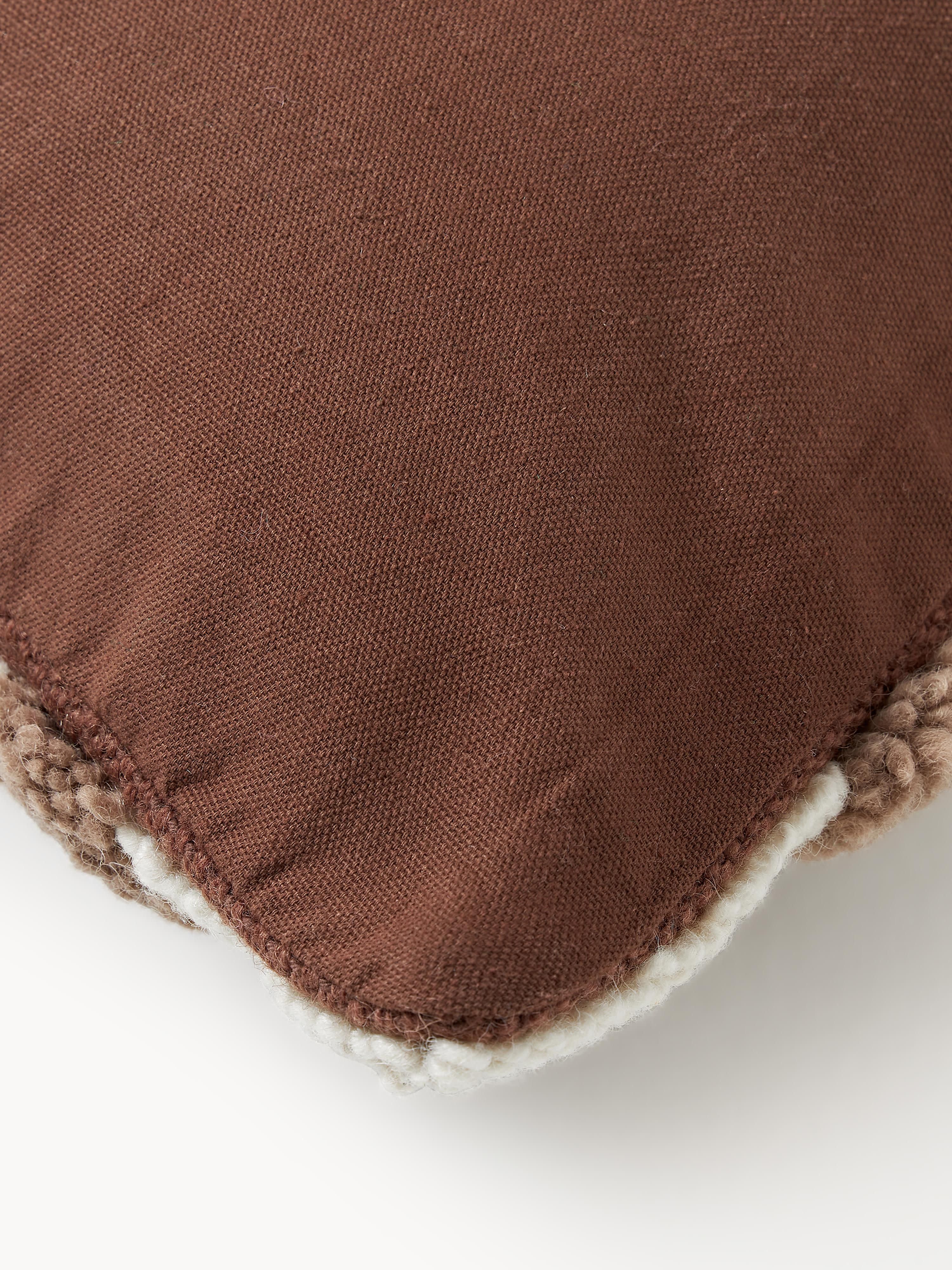 Handgetufte kussenhoes Jiri met getufte design