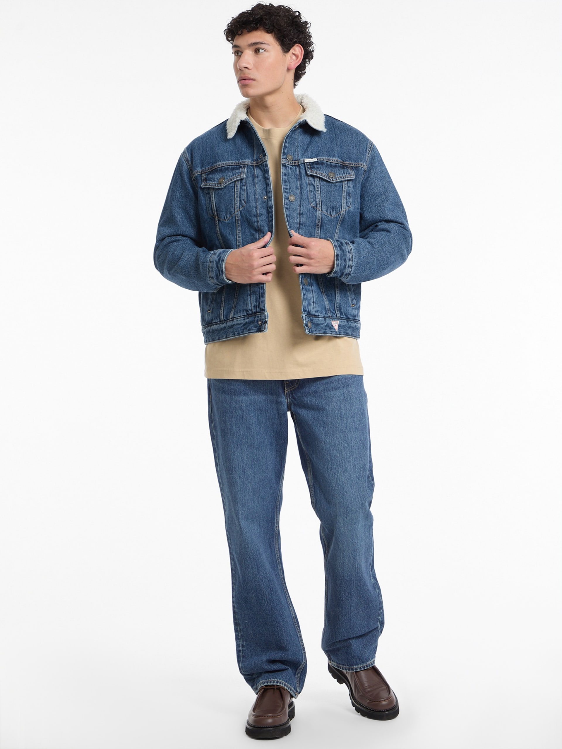 Jaqueta jeans trucker com gola sherpa