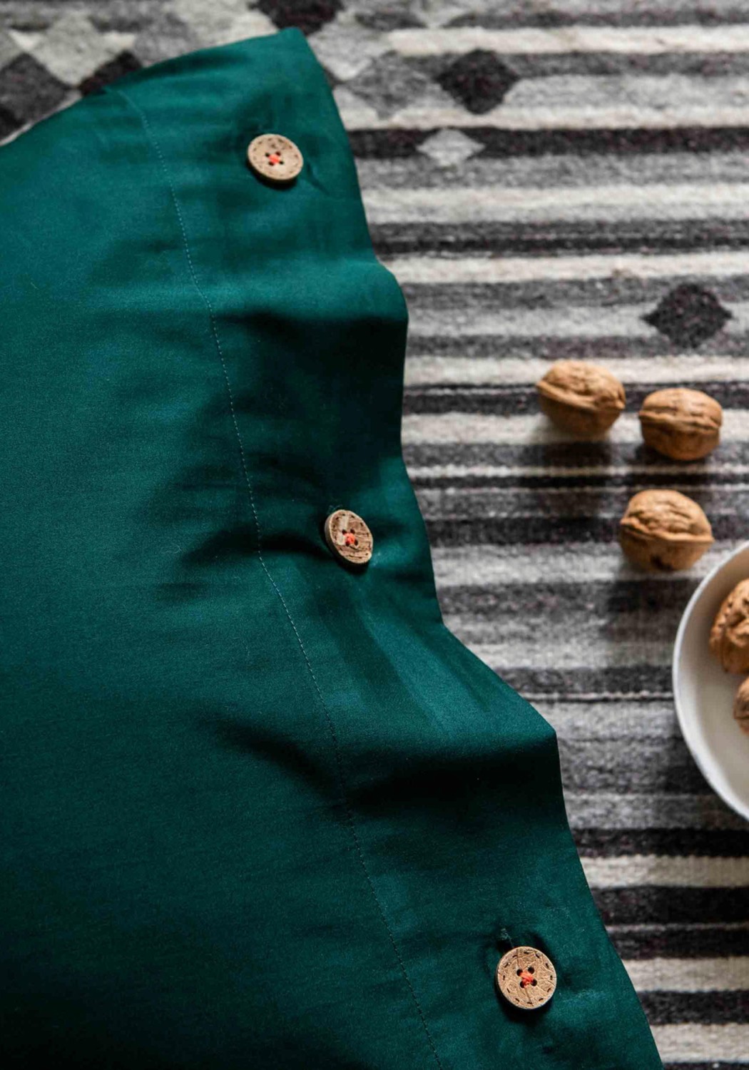 Storyfabrics Kissenbezug mit Kokosknöpfen Satin Dunkelgrün
