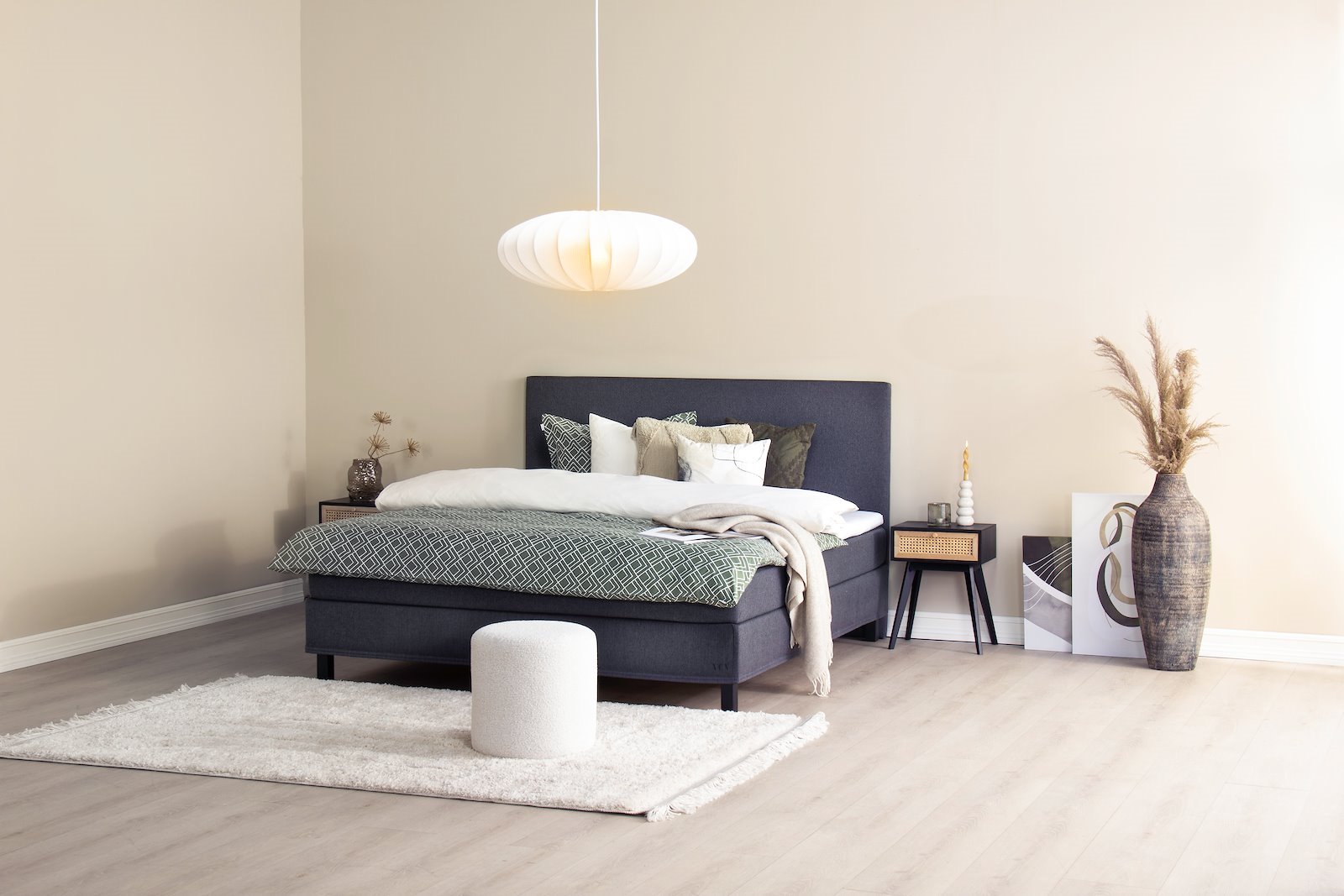 Komfort 1 kontinentalseng 180x200 cm i tekstil Juno Grå 96, XOV Komfort 3 overmadrass og firkantet sort ben 15 cm