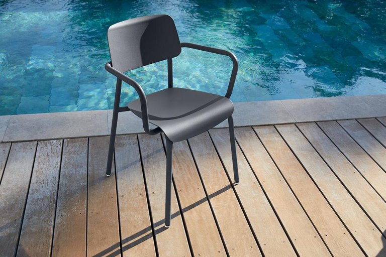 Fermob Studie tuinstoel met armleuning Black Cherry