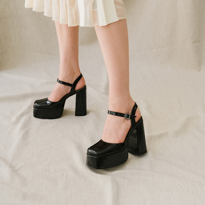 Babies à plateformes et brides  en vernis noir