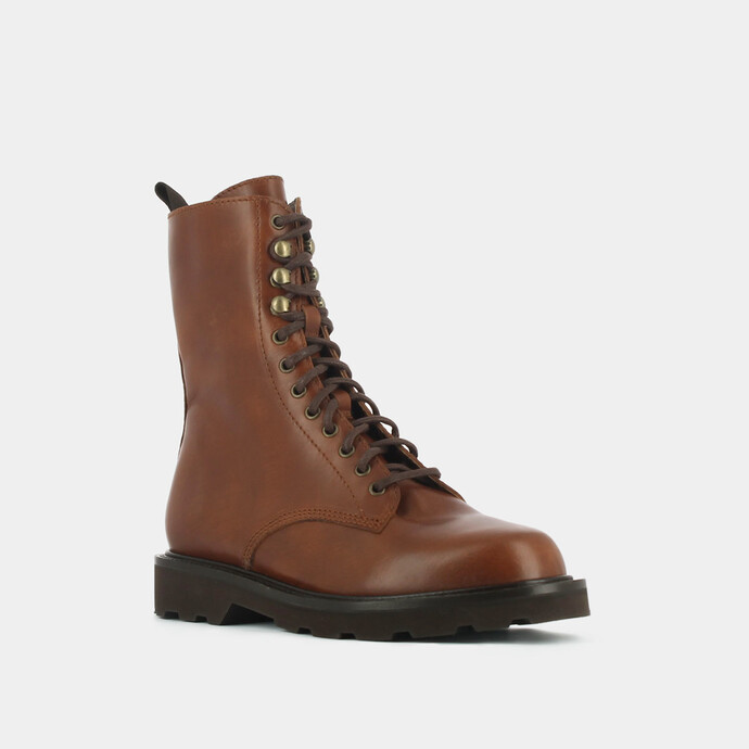 Boots à semelles crantées et lacets  en cuir cognac