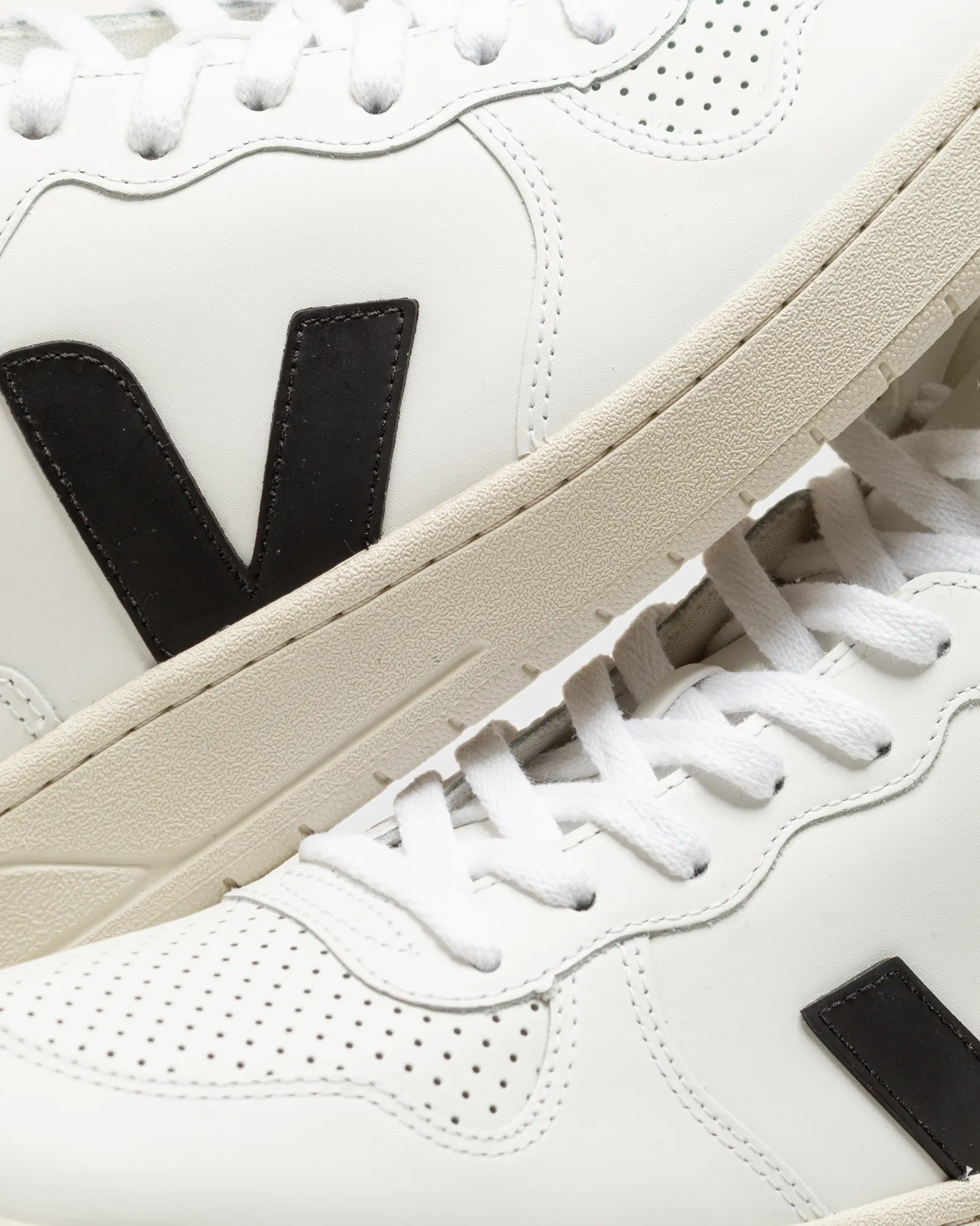 Veja V-15 LEATHER