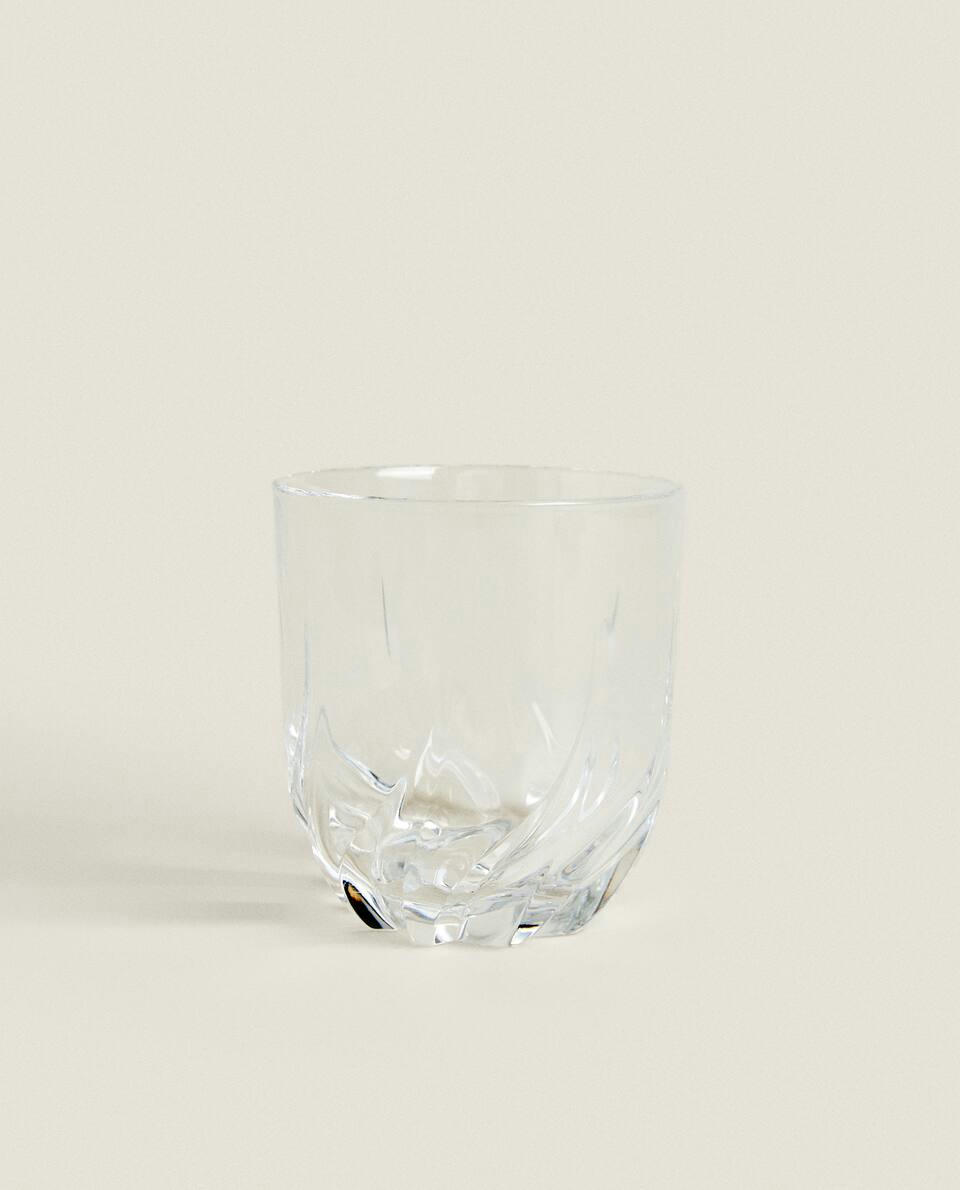 Copo de cristal com design em relevo
