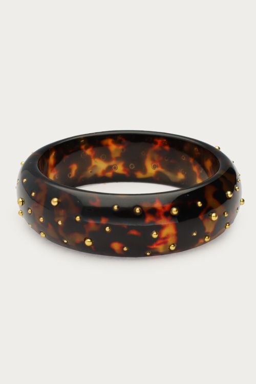 Bruine bangle met goudkleurige studs