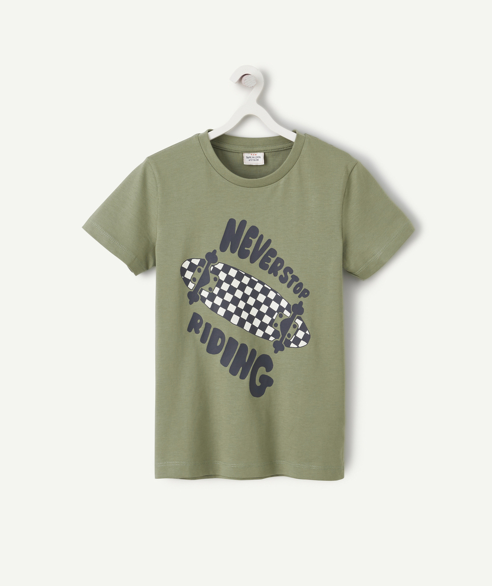 T-SHIRT GARÇON EN COTON BIO KAKI AVEC SKATE EN DAMIER ET MESSAGE