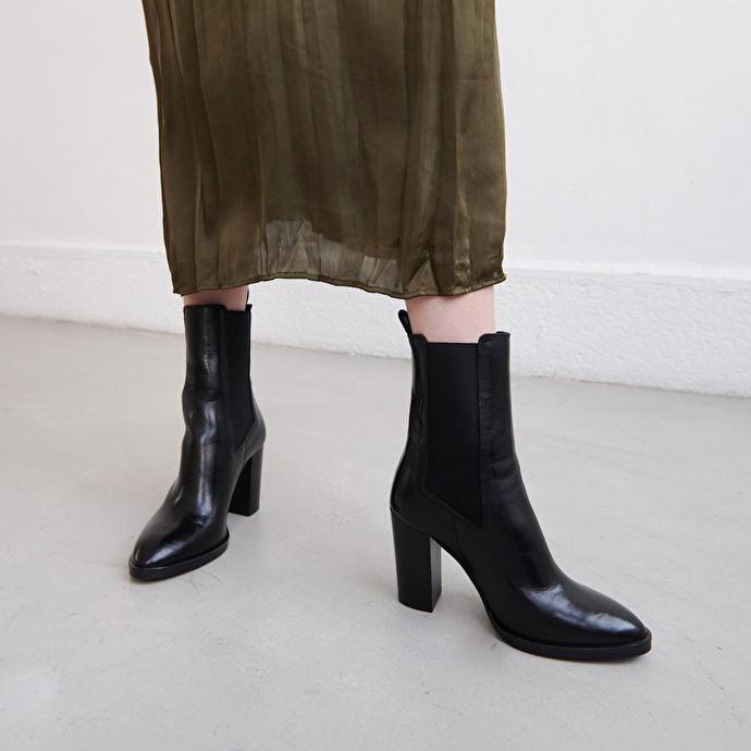 Bottines à bouts pointus et élastiques  en cuir noir
