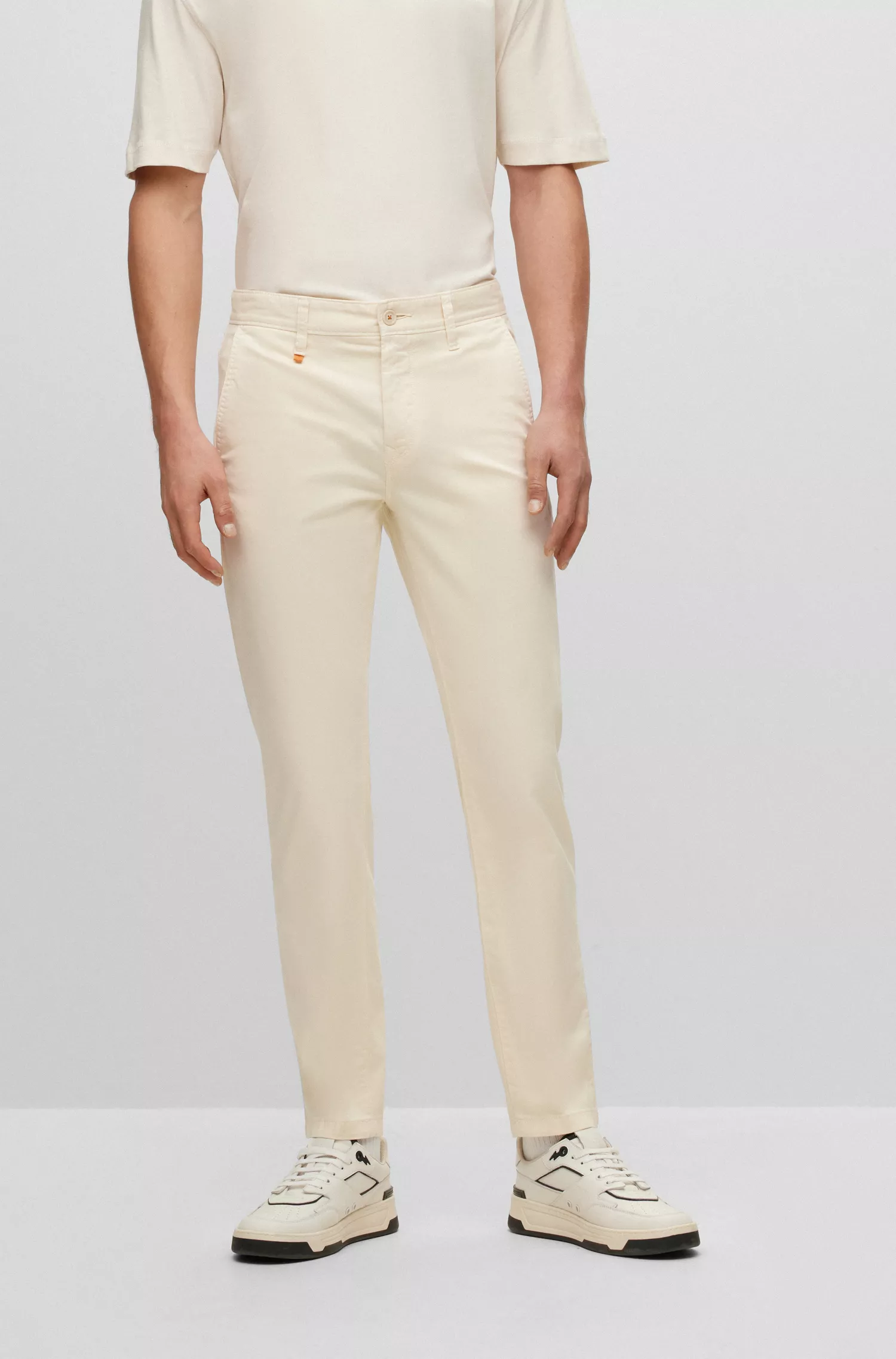 Calça chino BOSS laranja, corte afunilado, em cetim de algodão elástico tingido em excesso.