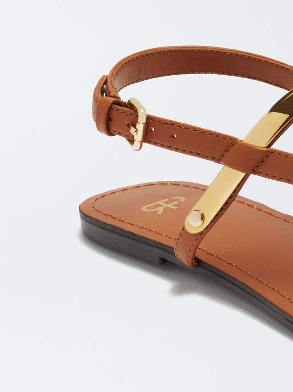 Sandália rasteira com detalhe metálico - Camel