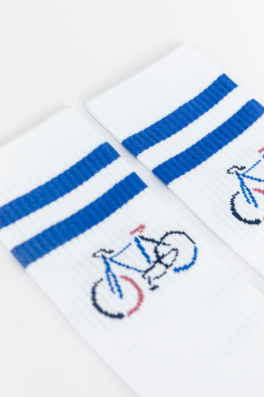 Witte sportsokken met blauwe strepen en fiets